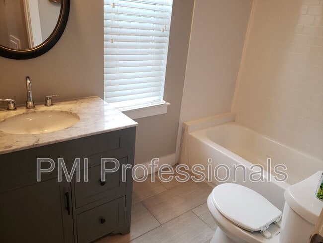 Building Photo - 512B Eastboro Dr