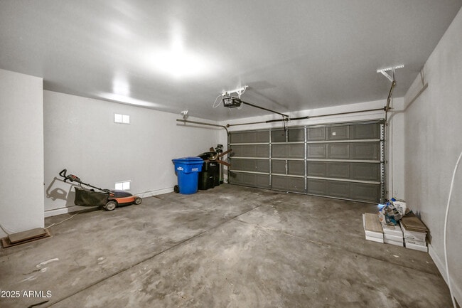 Building Photo - 225 E Gwen St