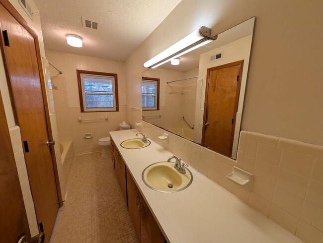 Building Photo - MOVE-IN READY! **Move-in Special**$500 off First full months rent