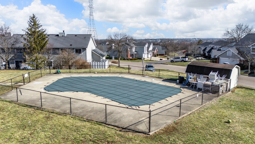 community swimming pool - 706 Sherwood Green Ct