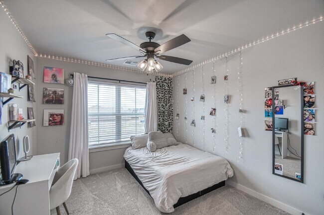 Building Photo - Spacious 5-Bedroom Home with 3 Full Baths ...