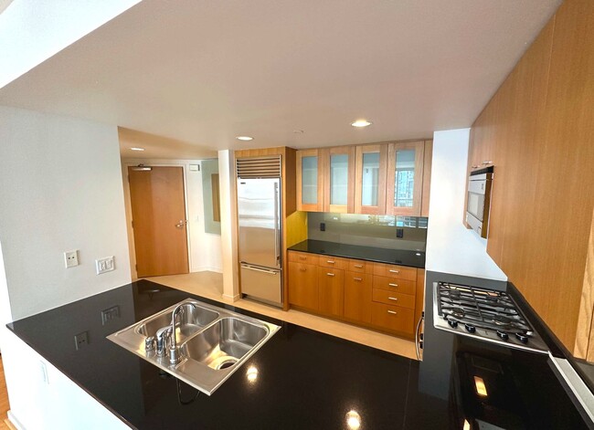 Building Photo - Luxury Living at The Metropolitan 1BR/1BA/...