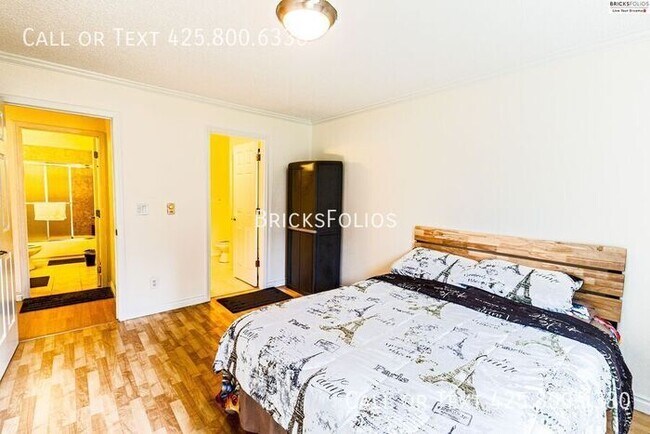 Building Photo - Prime Bellevue Condo, conveniently located...