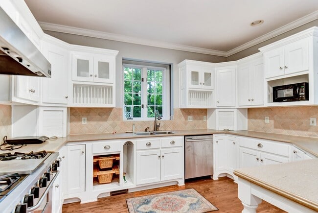 Building Photo - Large, beautiful home in Oconee!