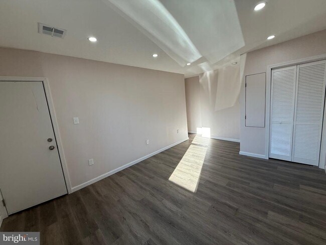 Building Photo - 2537 E Auburn St