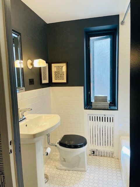 Bathroom - 5048 N Marine Dr