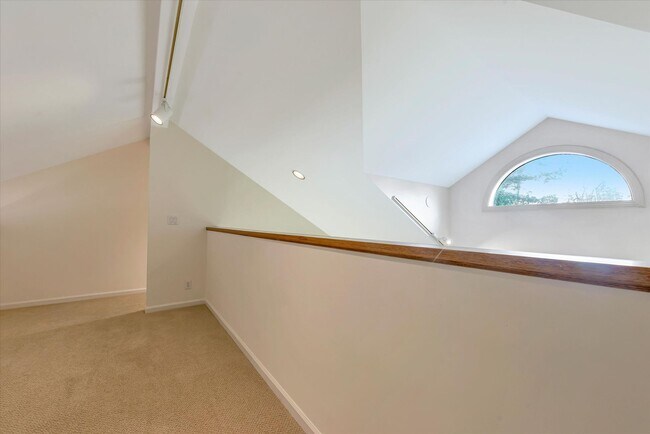 Building Photo - 954 Russell Ave