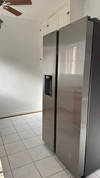 New refrigerator with ice maker - 4049 Sunset Dr