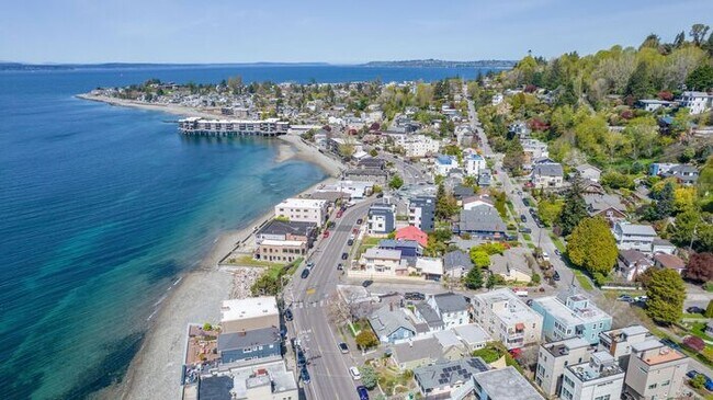 Building Photo - Beautifully Remodeled Top Floor Alki Condo with Views!