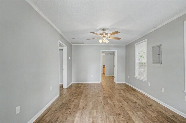 Building Photo - 2 bedroom minutes from SCAD