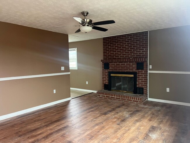 Building Photo - 2 bd 1 bath apartment with garage area loc...