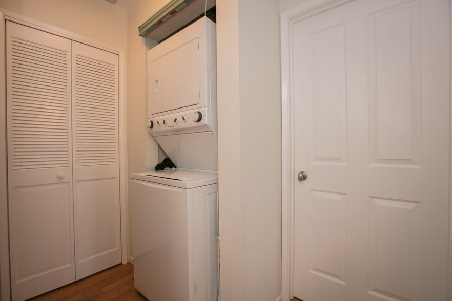 washer/dryer - 1622 Franklin St