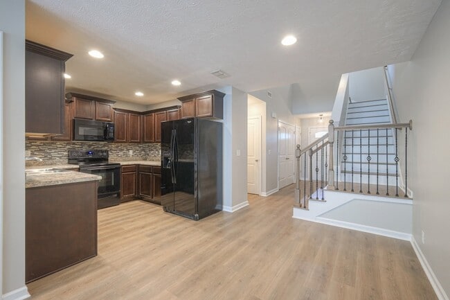 Building Photo - 911 Dahlia Dr