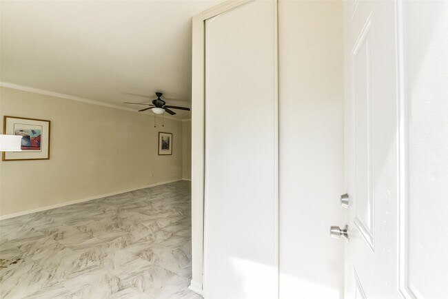 Building Photo - 5917 Fairdale Ln