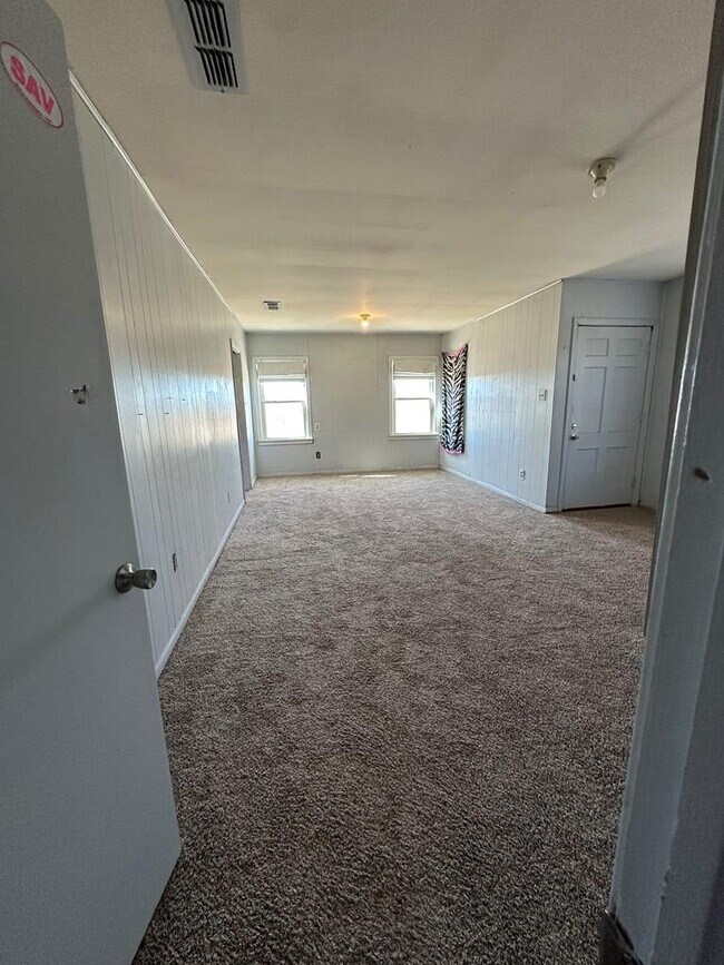 Building Photo - 1600 Crenshaw Dr