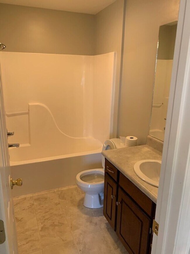 Building Photo - SPACIOUS TOWNHOME IN THE CITY