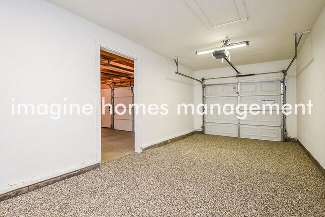 Building Photo - Charming 3 Bedroom Home in Stow