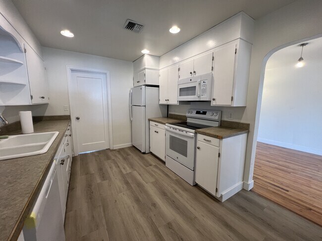 Building Photo - 540 Tangent St