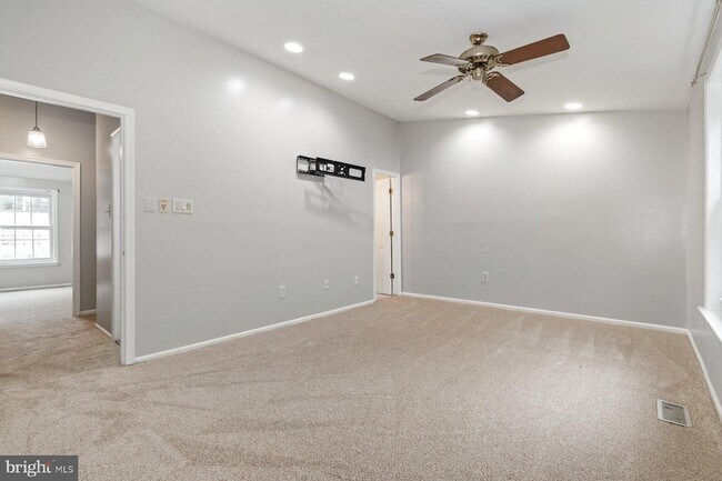 Building Photo - 54 Hamlet Dr