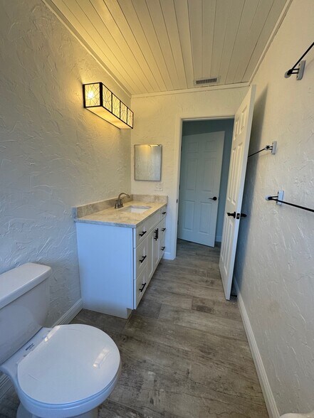 Building Photo - 4142 Iola Dr