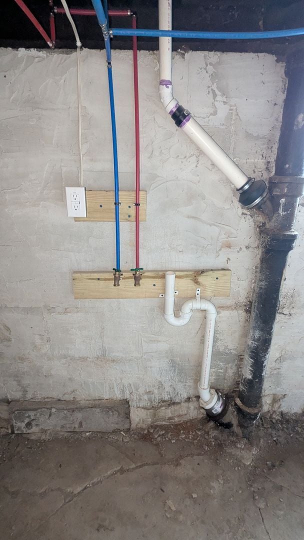 Building Photo - LEASING SPECIAL! Charming 3-Bedroom, 1-Bathroom Home in the Heart of Akron