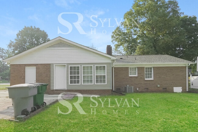 Building Photo - Feel welcome and comfortable in this charming home