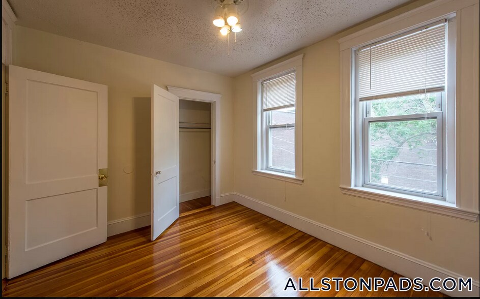 Building Photo - 11 Barrows St