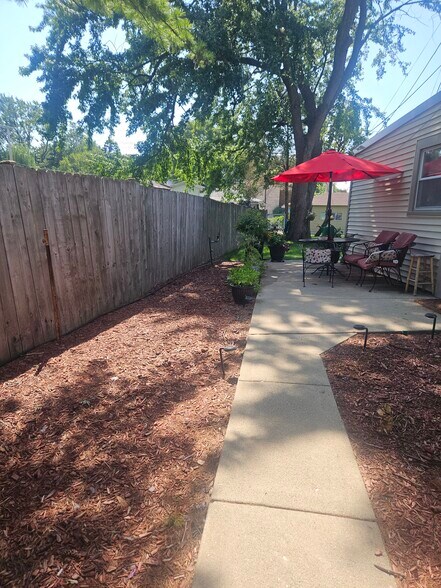 Building Photo - 6040 N Avondale Ave