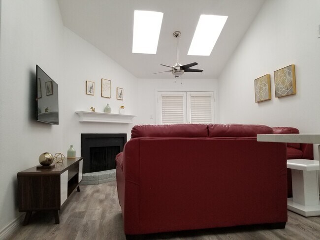 Building Photo - 5750 Phoenix Dr