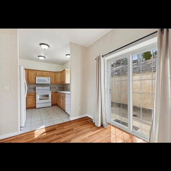 Building Photo - 825 Crestmont Way