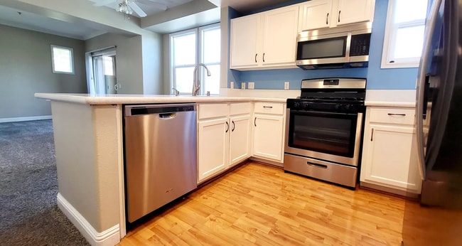Building Photo - Beautifully Remolded Upscale 2 bed 2 bath ...