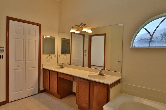 Building Photo - 3/2/2 Split plan with over 2100 square feet