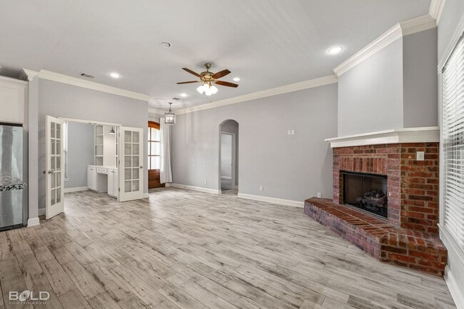 Building Photo - 302 Oscar Cir