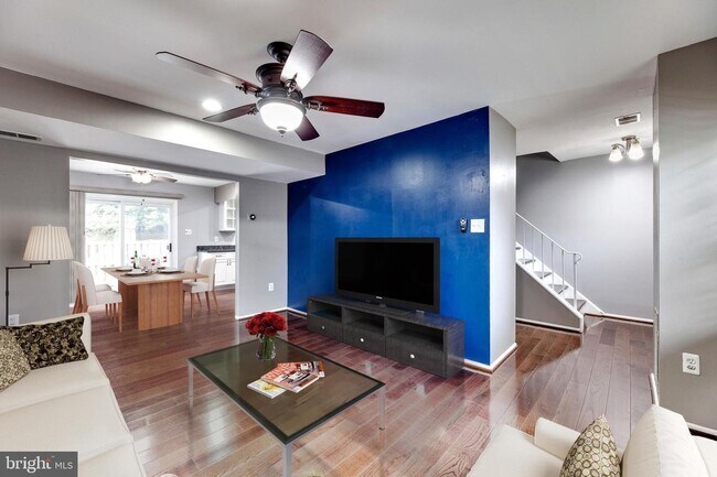 Building Photo - 18 Chantilly Ct