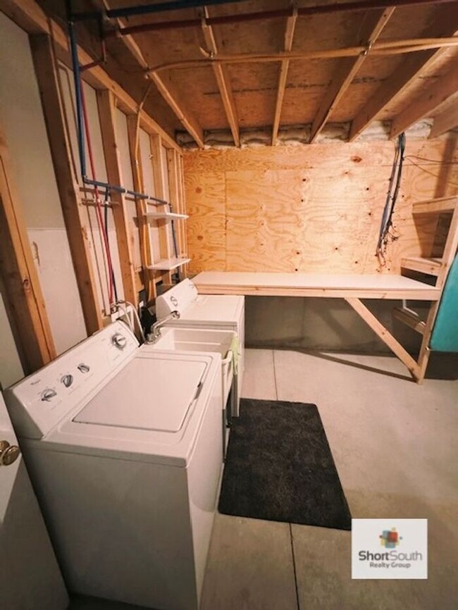 Building Photo - 3 bed 2 bath house right next to South Chr...