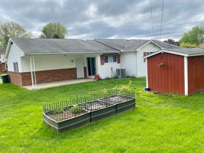 Building Photo - 3 Bedroom/2 Full Bath Ranch Near Air Produ...