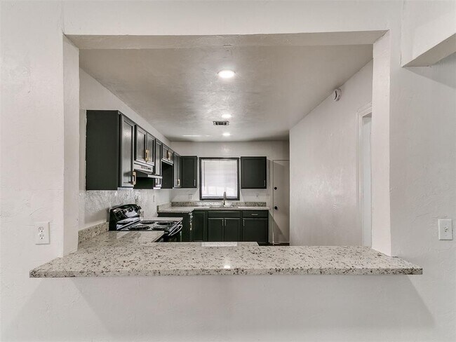 Building Photo - 2204 N Hood St
