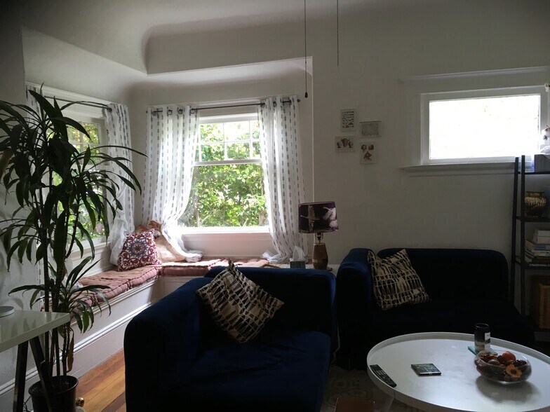 Living room with tennants items - 1652 RUSSELL ST