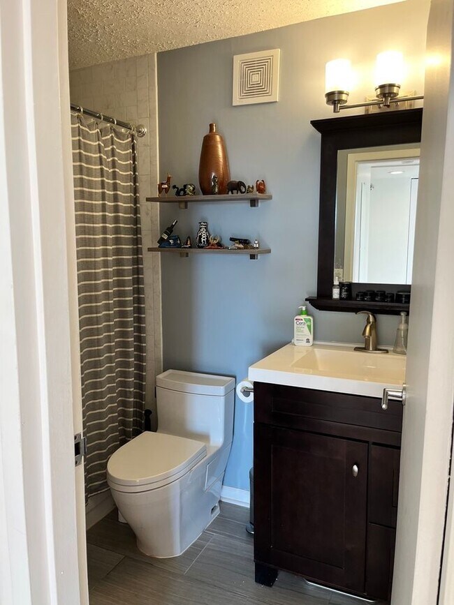 Building Photo - 1212N N La Salle Dr