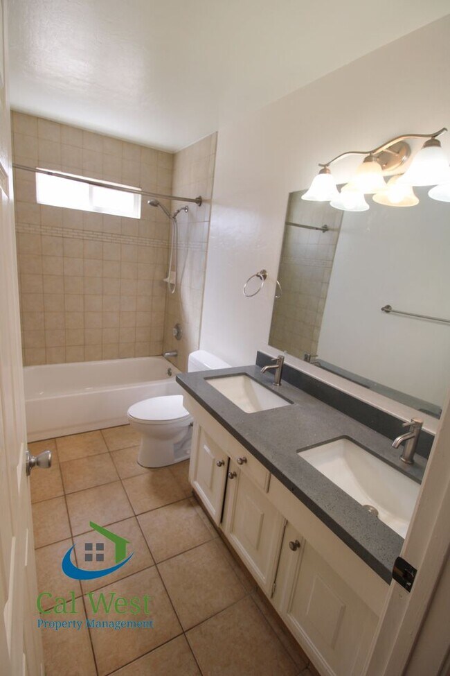 Building Photo - $4095 - 4 Bed/2 Bath 1933 sqft single stor...