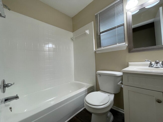 Building Photo - AVAILABLE NOW 2 BEDROOM 1 BATH DUPLEX IN H...