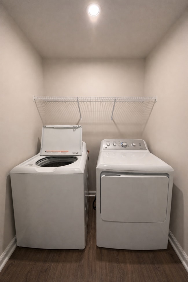 Building Photo - Move-in ready Townhome!