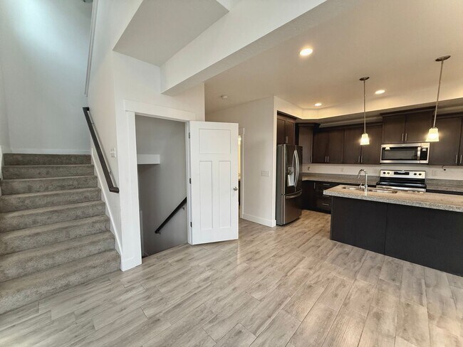 Building Photo - Beautiful SLC Town Home Available Now