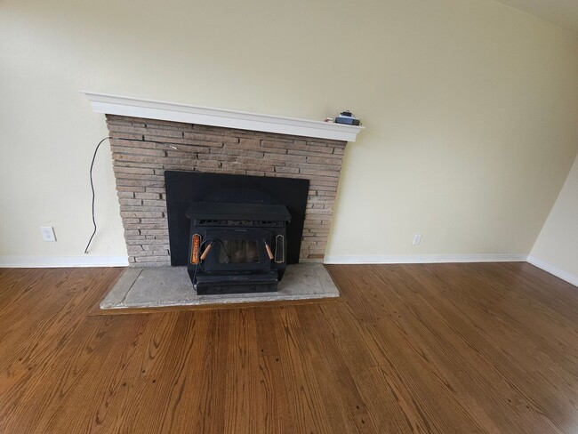 Building Photo - Large 5 bedroom 2 bath Split Level House w...