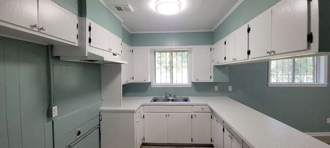 Building Photo - Beautiful 4 bedroom/1 bath home fully reha...