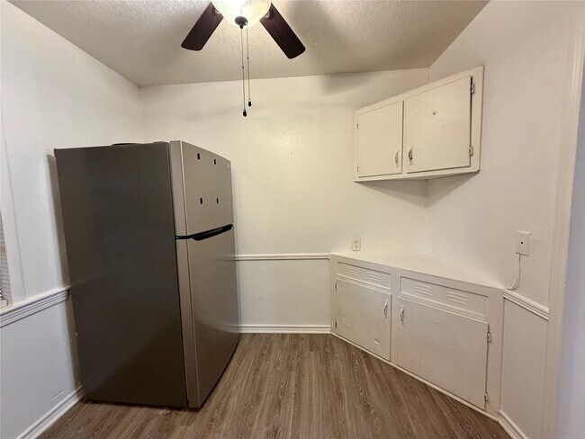 Building Photo - 403 Oak Dr