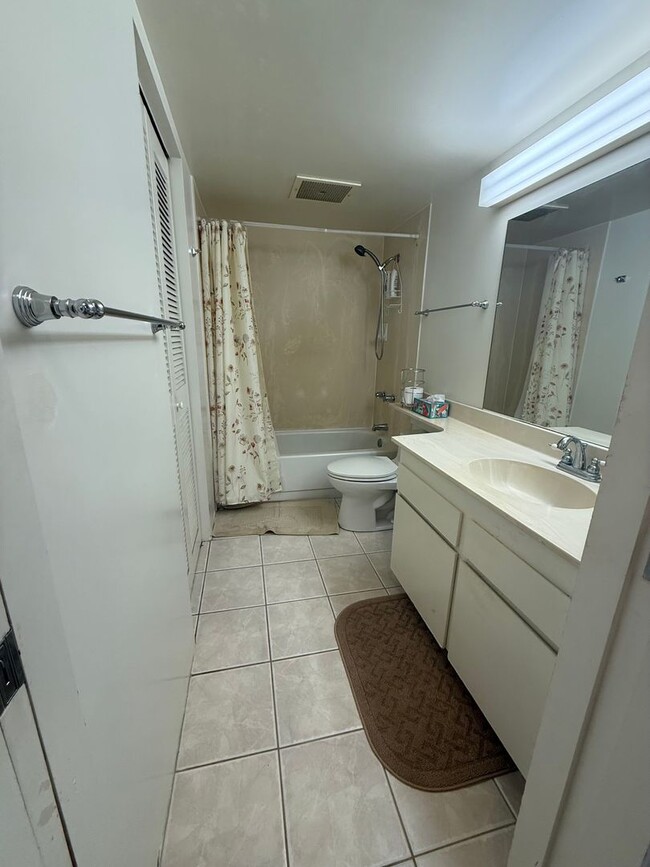 Building Photo - 2 bedroom 2 bath Condo in Regency Park on ...