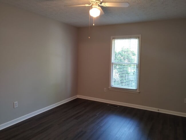 Building Photo - Spacious 2Bd/2Ba Duplex - Move-In Ready!