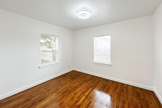 Building Photo - 909 SW 48th St