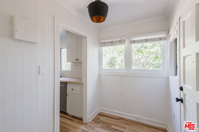 Building Photo - 4013 Sunset Dr